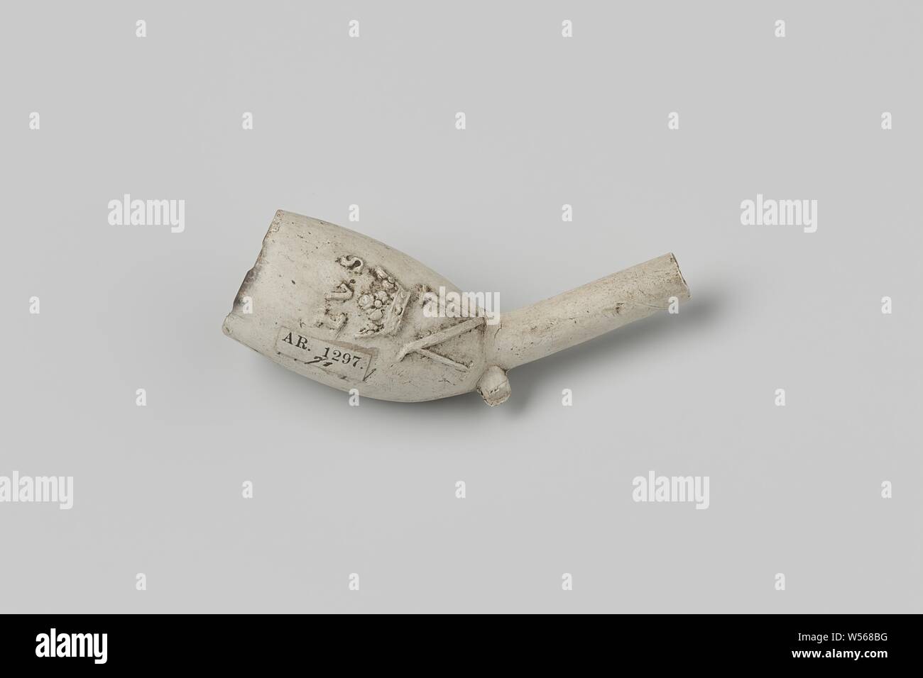 Fragment tobacco pipe, Fragment tobacco pipe with a crown and the letters I S S and N shown. From the excavations at Hofstede Arentsburg 1827-1831 under the supervision of Professor Reuvens, anonymous, c. 1400 - c. 1950, pipe clay, l 4.1 cm × w 2.2 cm l 6.6 cm Stock Photo