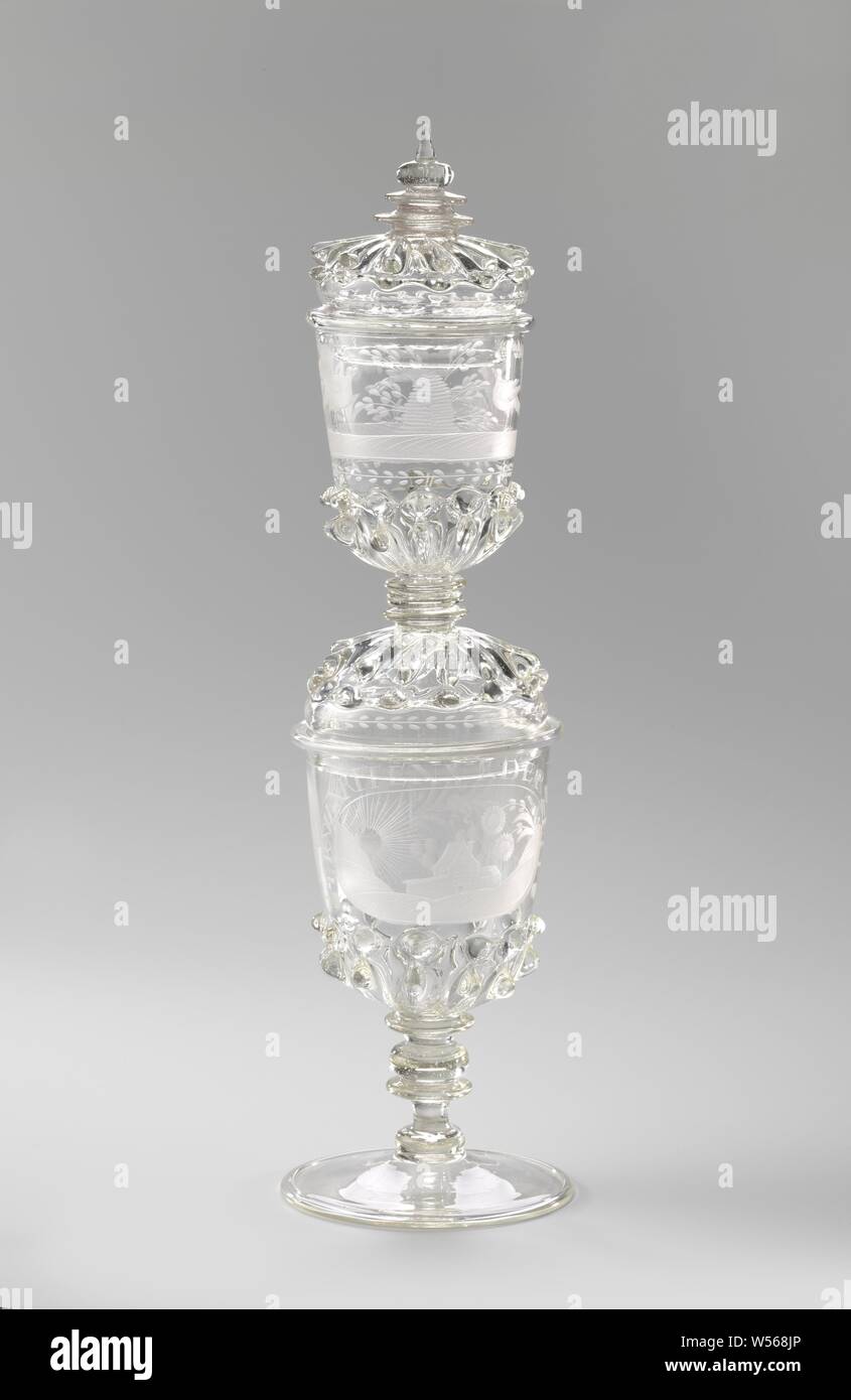 Lid, also jar, Part of a double jar. The lid rests on a jar, but is itself also the jar on which a lid rests, Zierikzee, anonymous, Bohemen, c. 1690 - c. 1700, glass, glassblowing, h 14.5 cm × d 9 cm Stock Photo