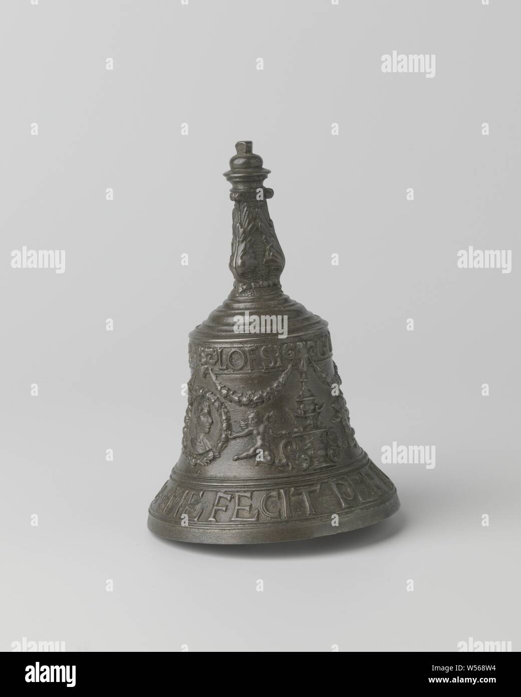 Table bell with Orpheus and inscription, The object consists of three parts: the bronze bell-shaped bell with the handle, the iron eye, the iron clapper. On the lower edge of the bell the inscription SVVM CVIQVE PVLCHRUM 1544. The figuration consists of an Orpheus playing on a fiddle and on the left a bear, a monkey, a lion and on the right a wolf, a making monkey, a rabbit, a swan, deer, a stork and a horse. In addition, the inscription OMATER DEI MEMENTO MAY. The handle is formed by three putti., Orpheus playing the lyre: trees and rocks move, beasts and birds are enchanted, anonymous Stock Photo