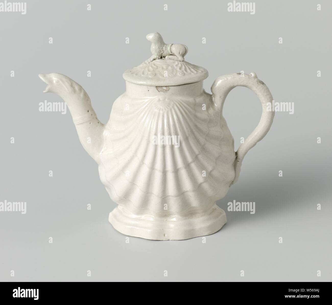 White stoneware teapot with salt glaze, Whieldon ware, White stoneware teapot with salt glaze. The belly of the pot has the shape of a double shell. The spout is bent and has the head of a fish as its mouth. The ear is C-shaped and has the shape of a dolphin. The lid has a lying dog or lion as a button., anonymous, England, c. 1750 - c. 1760, stoneware, salt glaze, h 13.5 cm Stock Photo