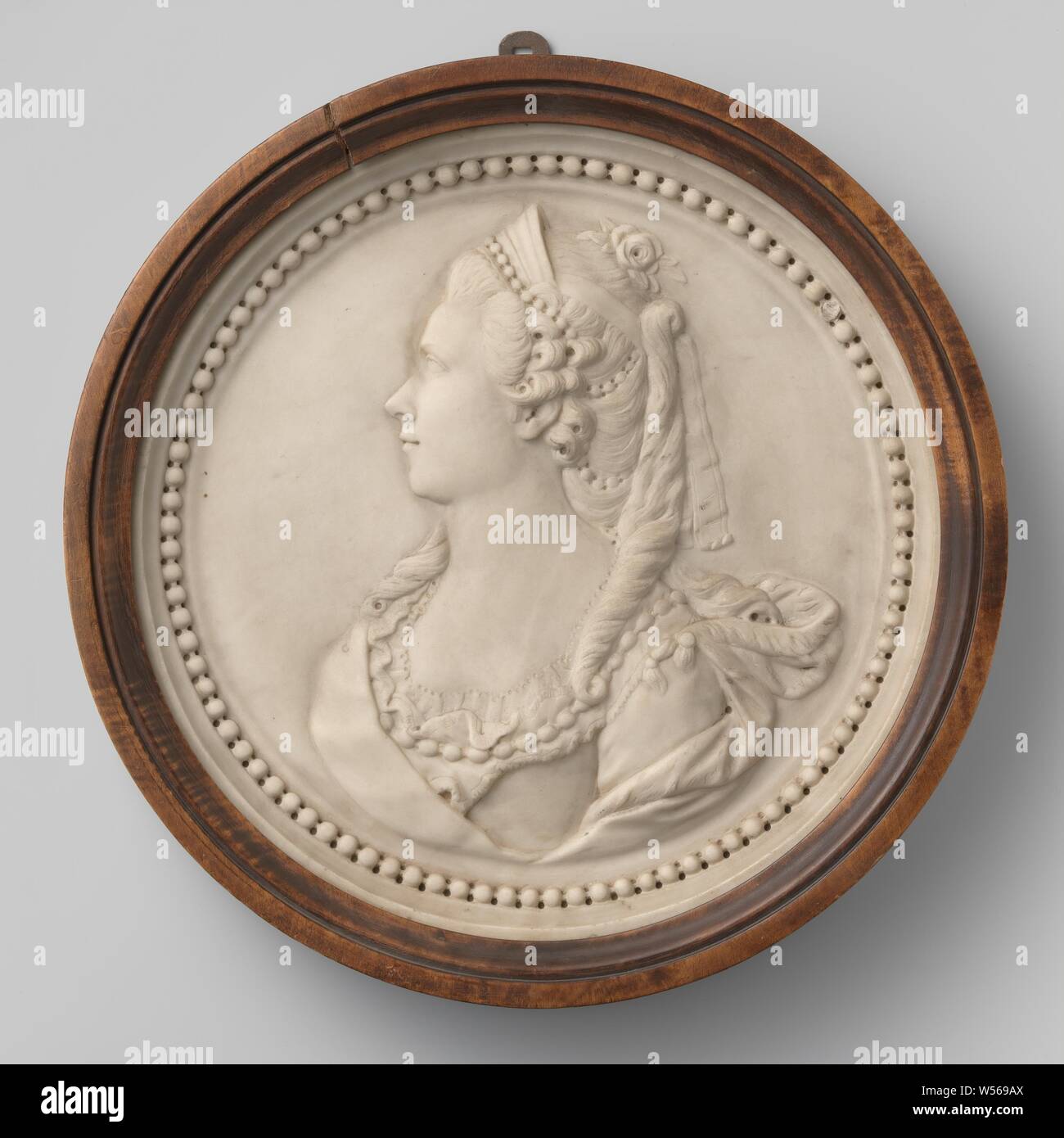 Medallion portrait, possibly of Princess Frederika Sophia Wilhelmina of Prussia (1751-1820), Wilhelmina of Prussia (1751-1820), Northern Netherlands, 1775 - 1800, marble (rock), d 38 cm Stock Photo