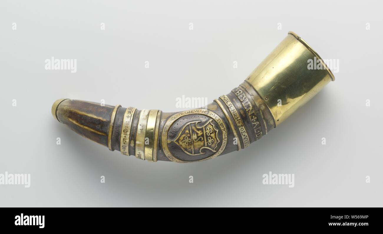 Ox horn with copper fittings, Ox horn with copper fittings. On the center of the horn a weapon, in which the year 1623 and an inscription EVERZOEN IS THIS ... MUST HIM HIM. An inscription on two such tires under the weapon., anonymous, c. 1400 - c. 1950, horn (animal material), copper (metal), h 38 cm Stock Photo