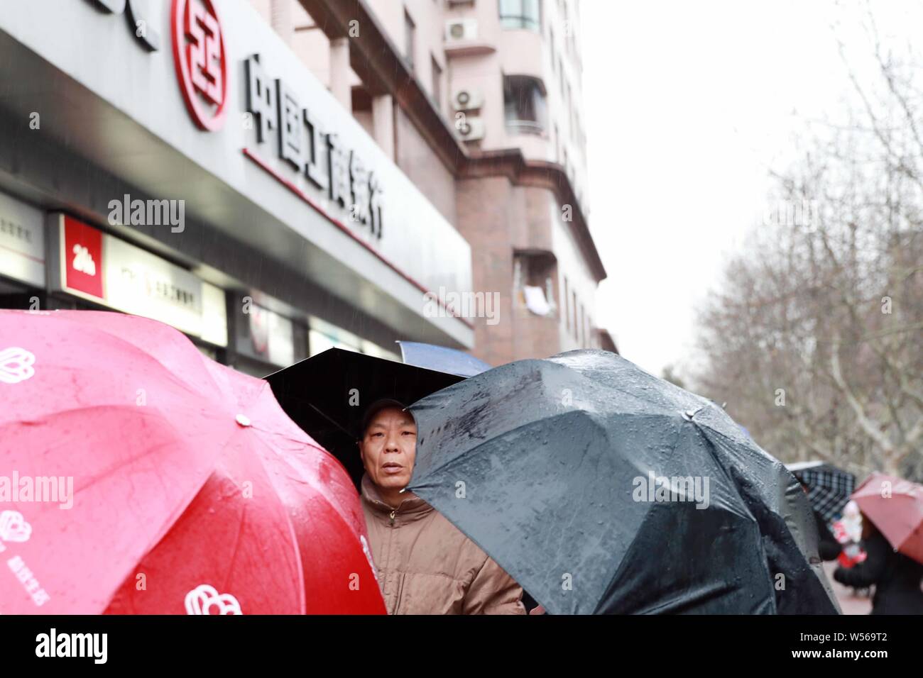 Queue Inchina Chinese bank queue hi-res stock photography and images - Alamy