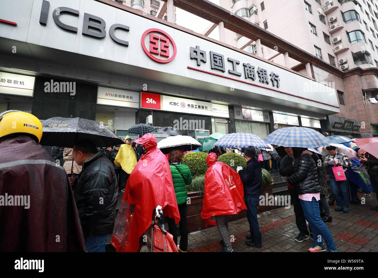 Queue Inchina Chinese bank queue hi-res stock photography and images - Alamy