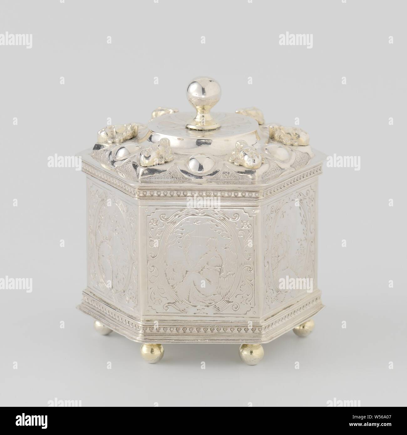 Bun box, Hexagonal bun box of silver. Engraved representations on the sides: Love, Faithfulness, Caution, Flowering, Music and Fertility, Prudence, 'Prudentia', 'Prudenza' (Ripa), one of the Four Cardinal Virtues, anonymous, Friesland, 1600 - 1650, silver (metal), h 6.5 cm × d 5.5 cm Stock Photo