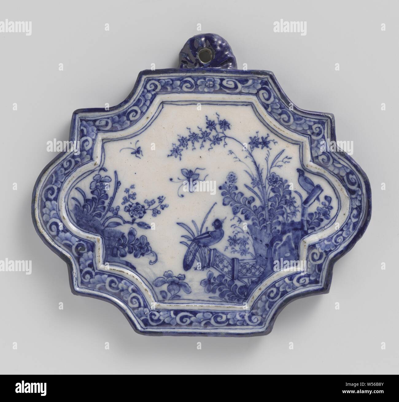 Plaque, Plate, Plate with chinoiserie decoration, faience plate with a chinoiserie decoration, birds, anonymous, Delft, c. 1725 - c. 1750, h 18.5 cm × w 24 cm Stock Photo