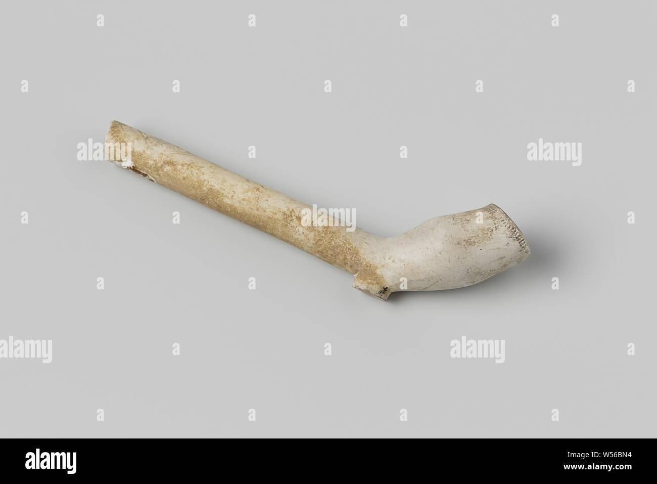 White earth pipe with losange figures with lilies in it, White earth pipe with losange figures with lilies in it., anonymous, c. 1400 - c. 1950, earthenware, pipe clay, l 10.2 cm l 3.5 cm × w 1.8 cm Stock Photo