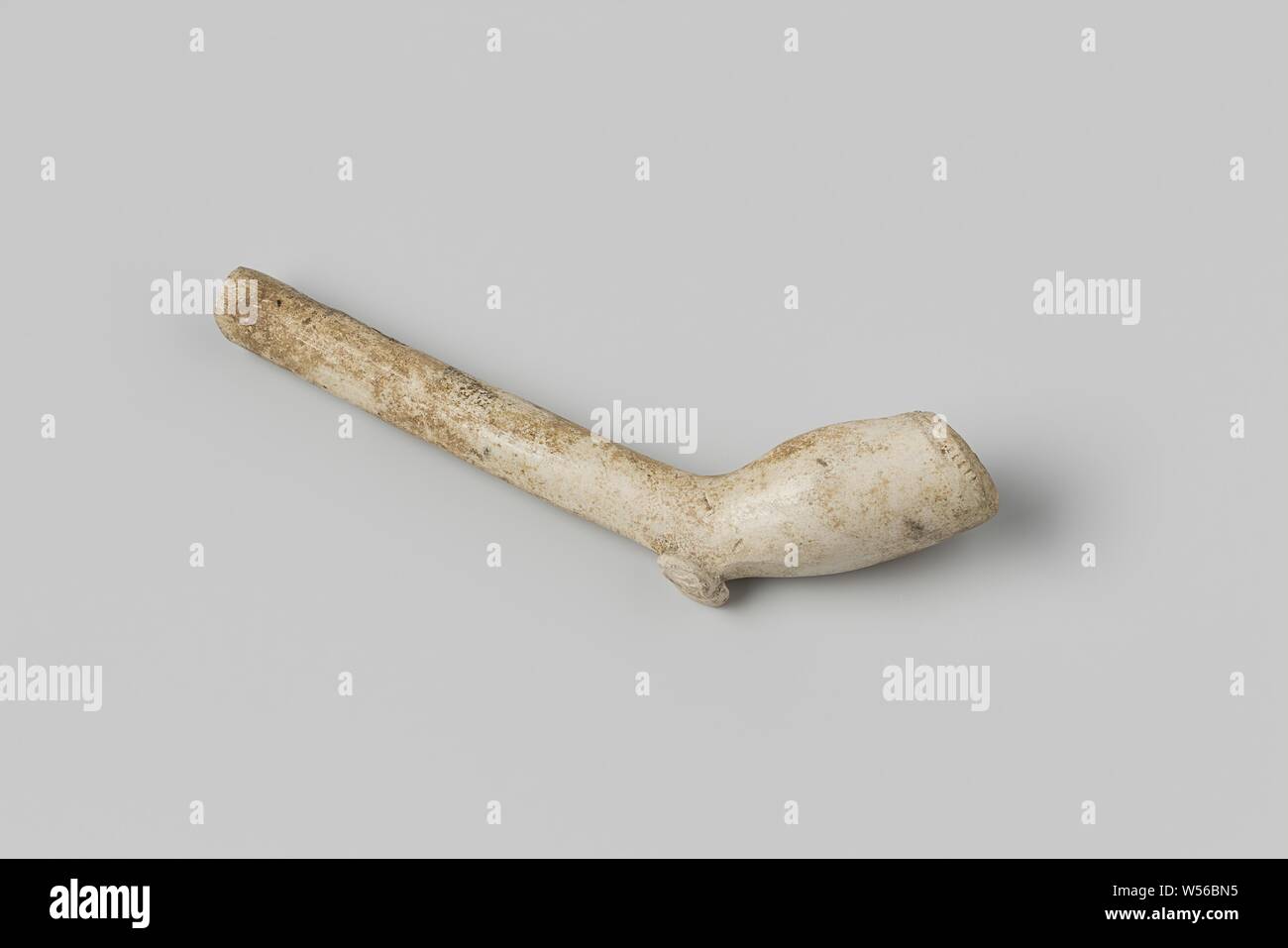 White earth pipe with losange figures with two lilies in it, White earth pipe with losange figures with two lilies in it., anonymous, c. 1400 - c. 1950, earthenware, pipe clay, l 9.5 cm l 3.7 cm × w 1.1 cm Stock Photo