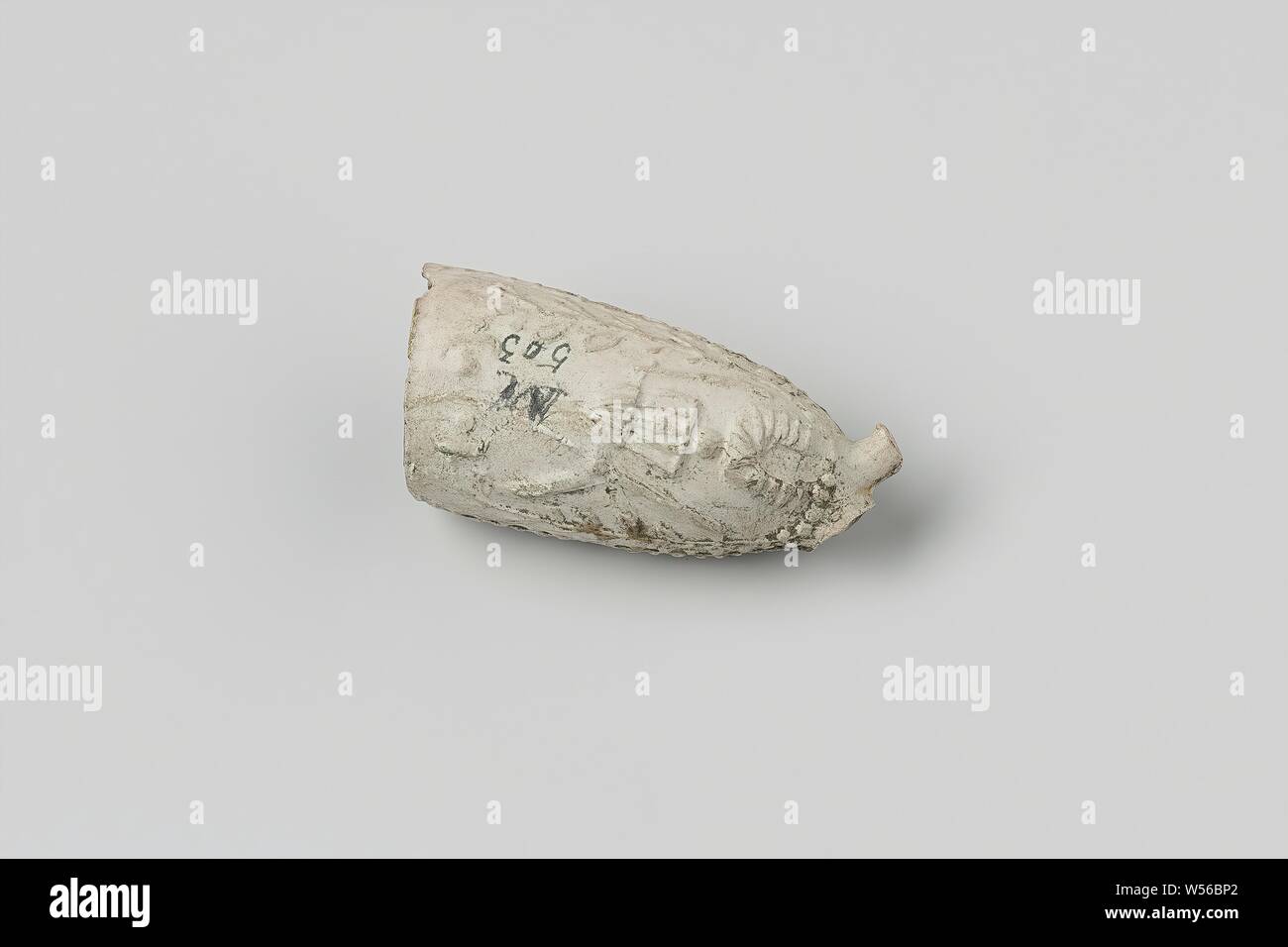 Fragment of a tobacco pipe, Fragment of a tobacco pipe decorated with a Dutch lion, above which a crown and K.W. and on the other side a mill, Slot Loevestein, anonymous, c. 1400 - c. 1950, earthenware, pipe clay, l 4.5 cm × w 2.1 cm Stock Photo