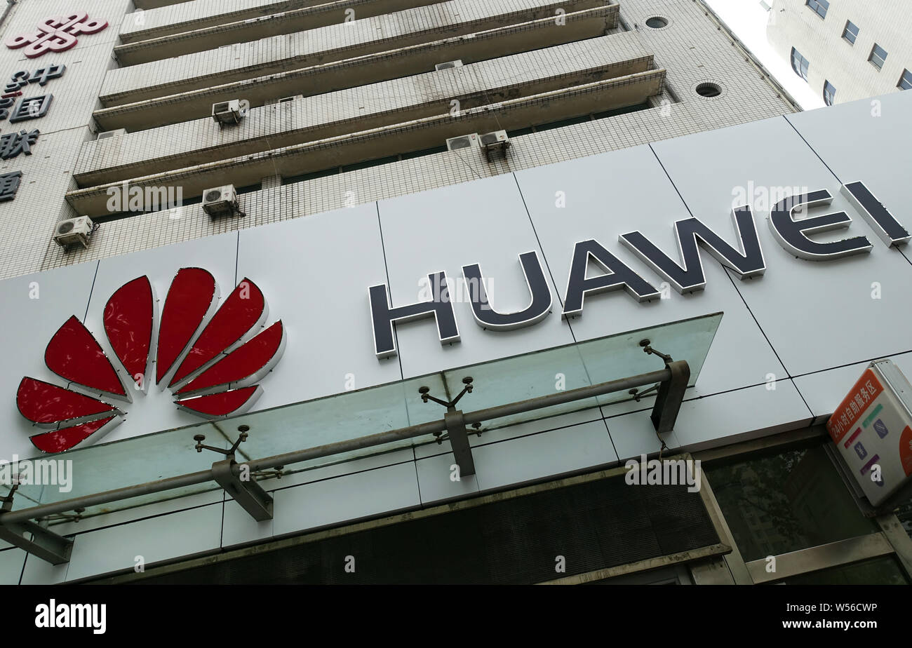 --FILE--View of a Huawei store in Ji'nan city, east China's Shandong province, 26 May 2017.   Huawei Technologies said yesterday that it has signed co Stock Photo