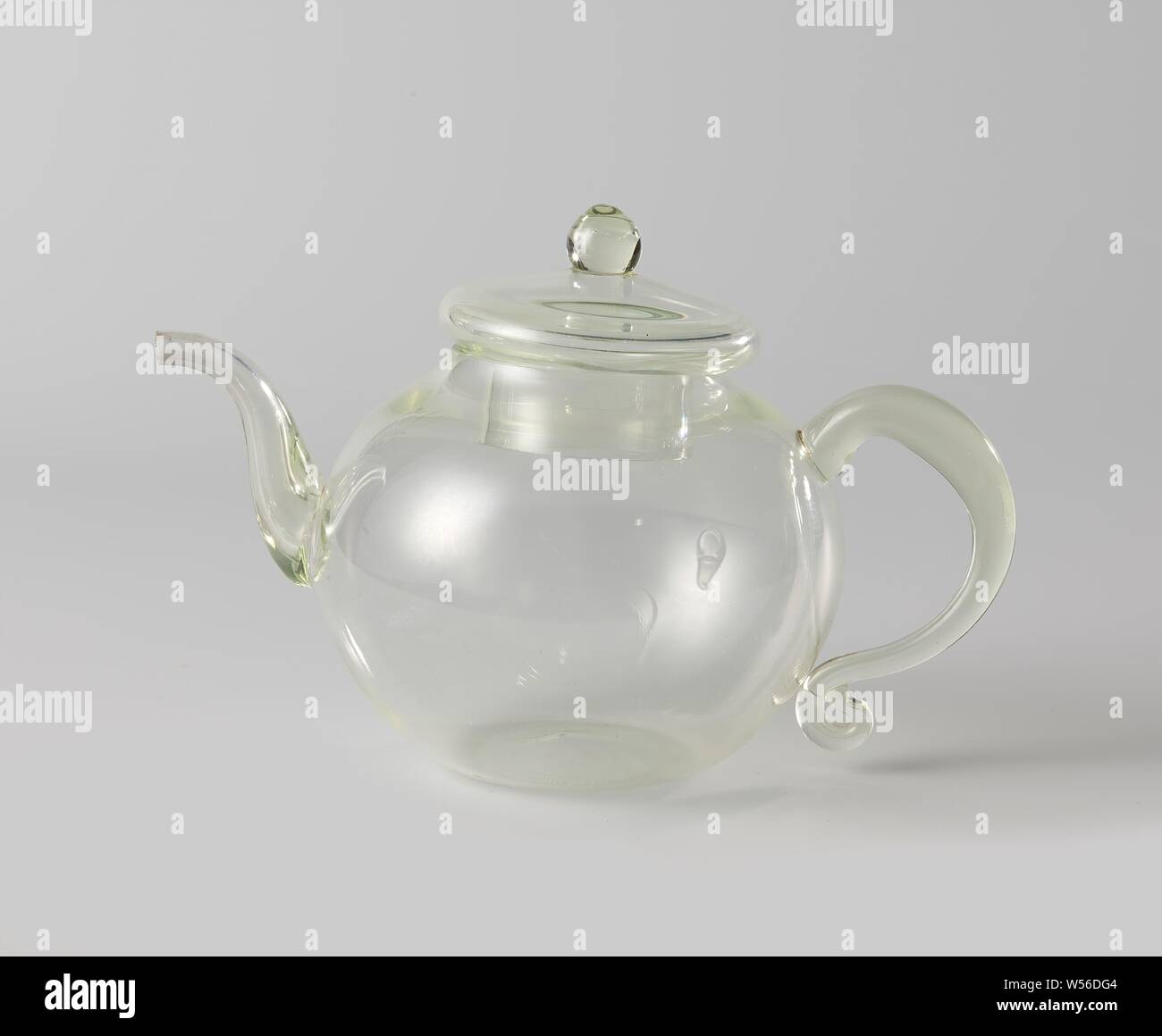 Teapot, spherical body, curved spout and c-shaped handle., anonymous, c. 1750 - c. 1800, glass, glassblowing, h 8.6 cm d 10.3 cm × w 16.5 cm Stock Photo