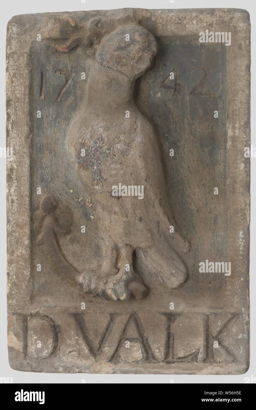 facing brick with bird on branch and the inscription D VALK, standing rectangle with a shaded border around it, inside which a bird on a branch. The bird has a hood on its head. Left of the header 17 and right 42. Caption D VALK. Paint residues., Netherlands (possibly), 1742, h 44.5 cm × w 30.0 cm × d 19.0 cm × w 42.0 kg Stock Photo
