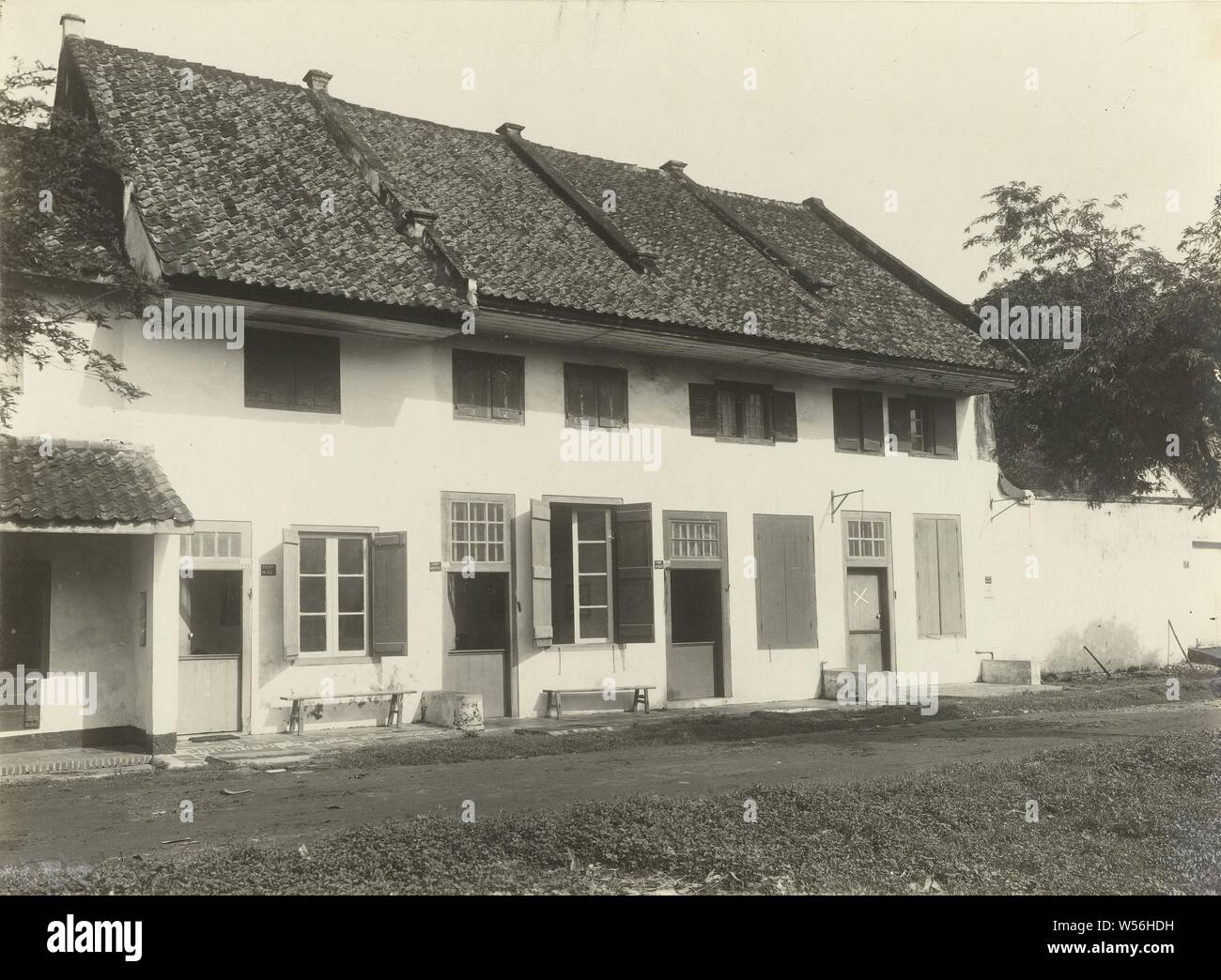 Dutch buildings in Batavia, One of six photos (black and white) of Dutch buildings and the Chinese district in Batavia (Jakarta), Dutch East Indies. Brands, reverse: stamp: 'chief of the archaeological service' and weapon of the Netherlands, Oudheidkundige dienst, Batavia, c. 1900, paper, h 17 cm × w 23 cm Stock Photo