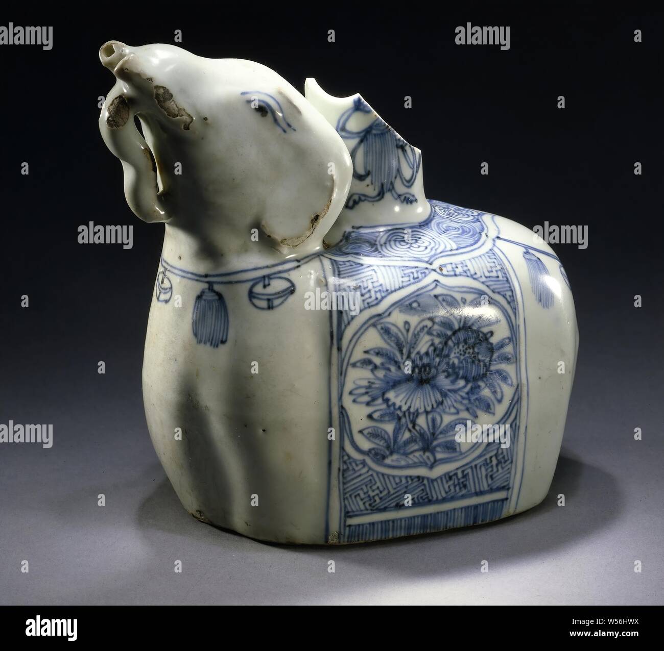 Kendi From The Wreck Of The White Lion Jingdezhen 1613 Ming Dynasty 1368 1644 Wanli Period 1573 1619 Porcelain Bone China H 17 Cm W 12 8 Cm D 10 Cm W 17 Cm D 10 5 Cm Stock Photo Alamy