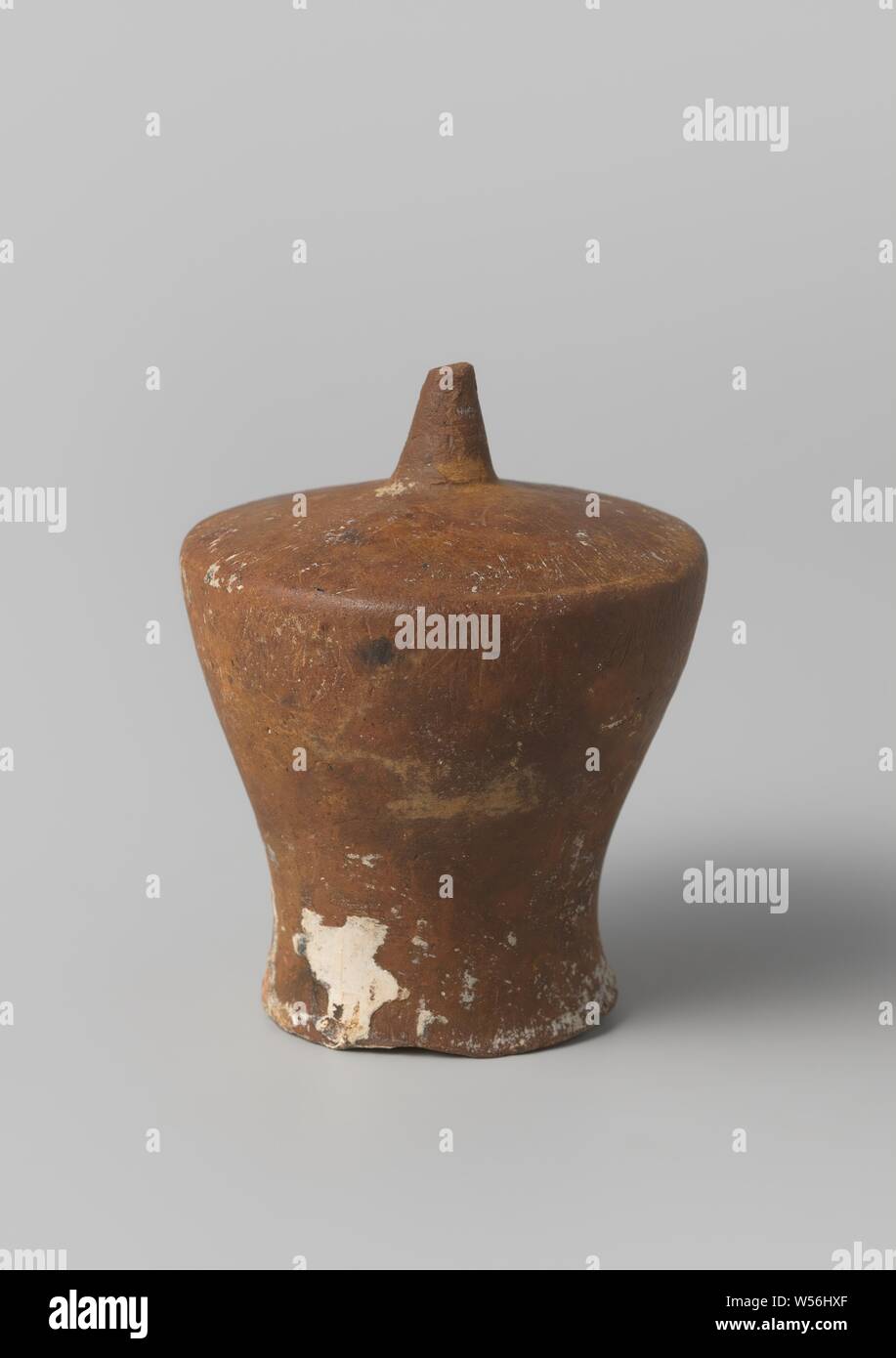 Stop of a bottle or spout of a kendi from V.O.C. ship the 'White Lion', before 1613, earthenware, h 9.5 cm × d 7.8 cm Stock Photo
