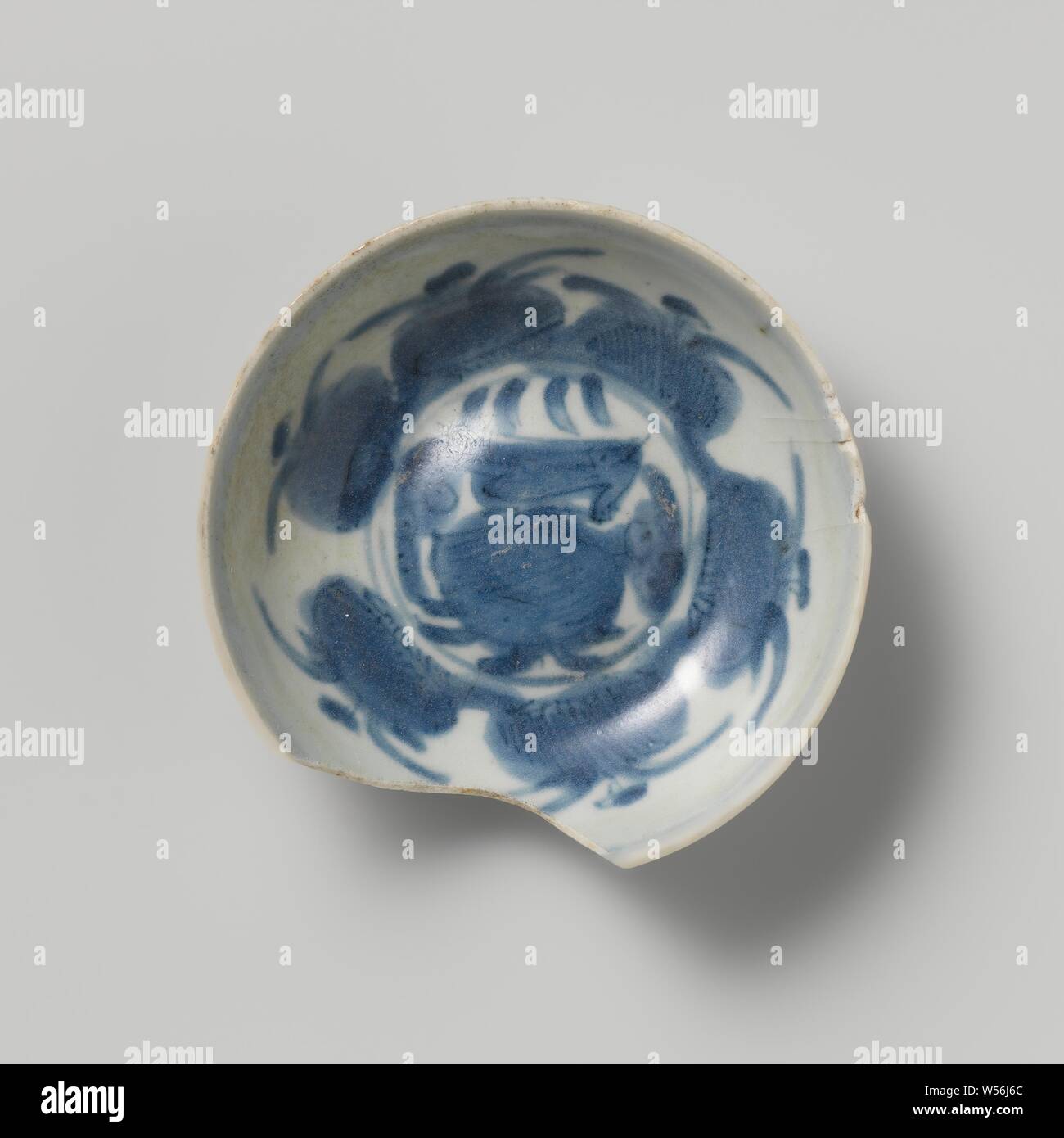 Porcelain plate or dish from the V.O.C. ship the 'White Lion', Jingdezhen, before 1613, porcelain, h 3.3 cm × d 11.4 cm Stock Photo