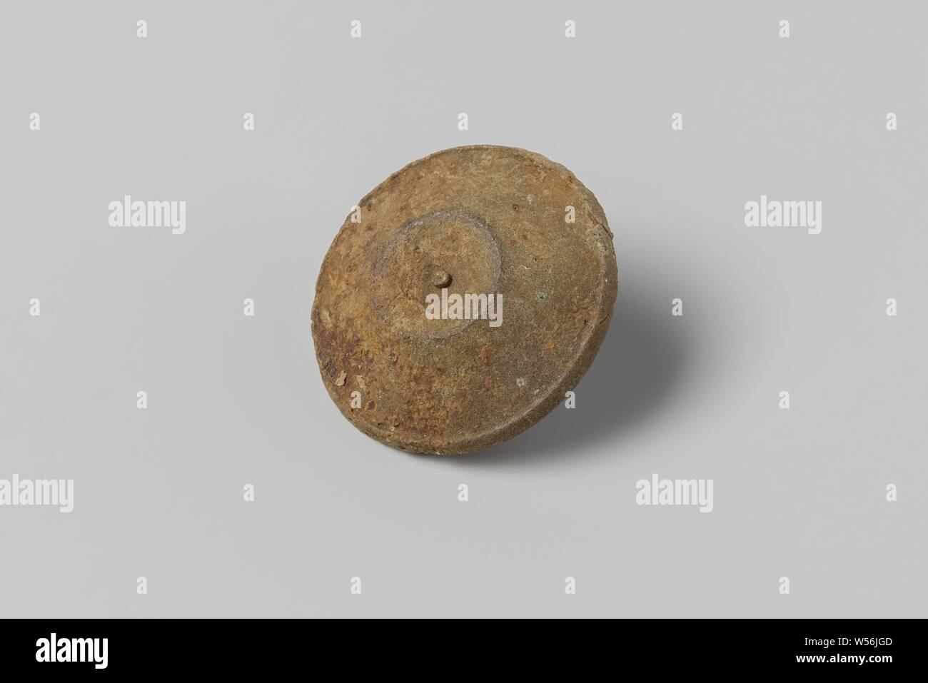 Button from the wreck of the East Indies ship Hollandia, Knoop. (1) concentric molding (1.7d, 0.4t), Annet, Dutch East India Company, Hollandia (ship), anonymous, Netherlands, 1700 - in or before 13-Aug-1743, bone (material), h 0.8 cm × d 1.7 cm Stock Photo