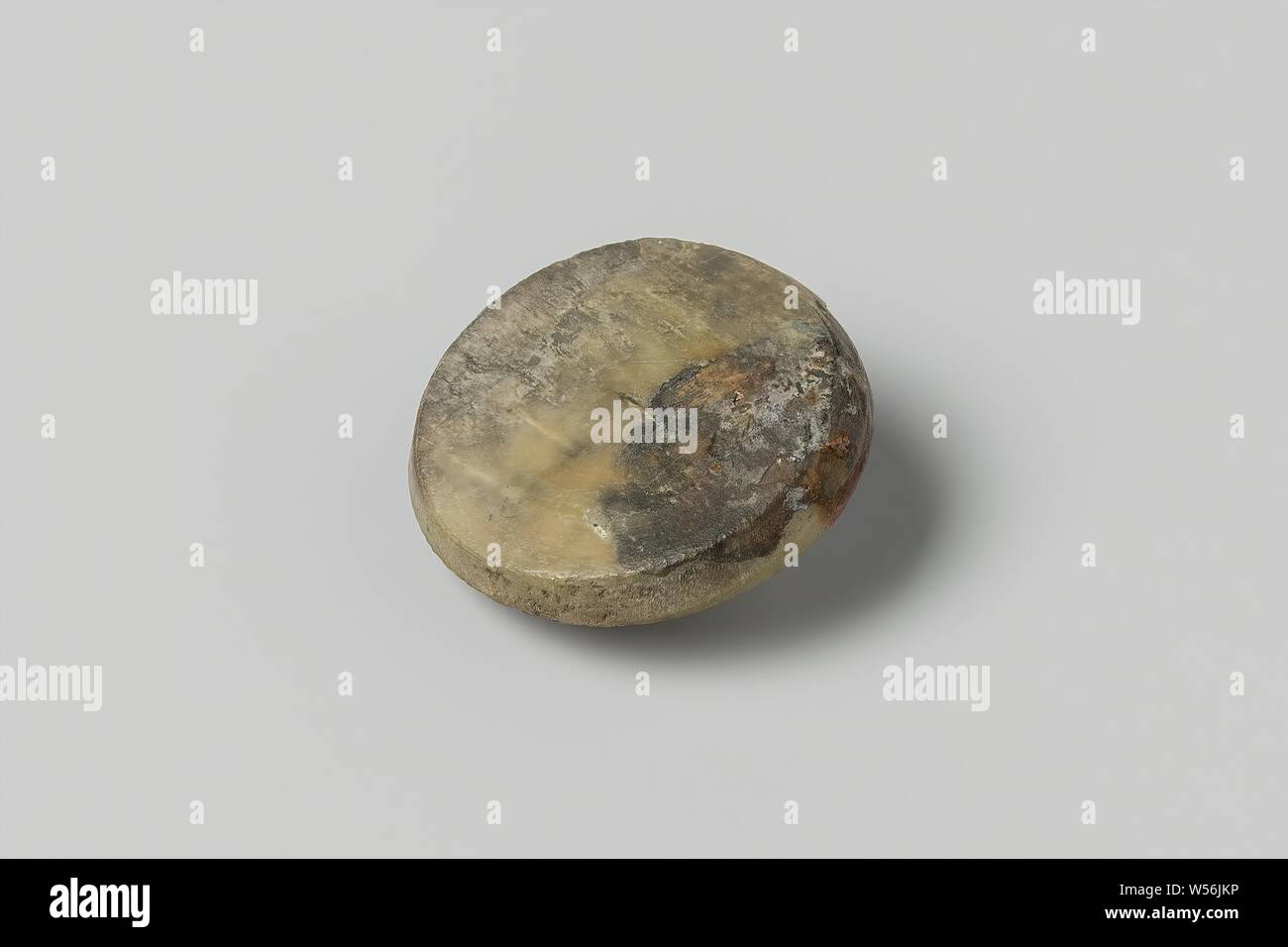 Button from the wreck of the East India dealer Hollandia, Knoop. (1) flat, plain (1.5d, 0.2t), Annet, Dutch East India Company, Hollandia (ship), anonymous, Netherlands, 1700 - in or before 13-Aug-1743, bone (material), h 0.4 cm × d 1.5 cm Stock Photo