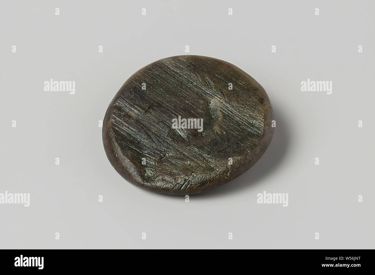 Button from the wreck of the East Indies sailor Hollandia, Knoop. (1) flat top and base, plain, ordered rim (2.6d, 0.3t), loop-shank damaged, Annet, Dutch East India Company, Hollandia (ship), anonymous, Netherlands, 1700 - in or before 13-Aug-1743, copper (metal), h 0.4 cm × d 2.6 cm Stock Photo