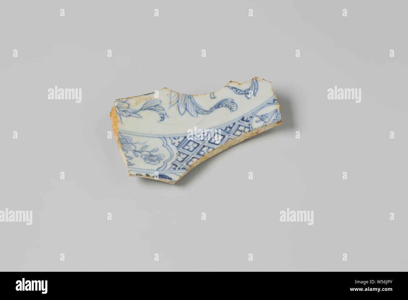 Shard of a plate from the wreck of the East Indies ship Hollandia, Porcelain, plate, type 2, fragm or base, Annet, Dutch East India Company, Hollandia (ship), anonymous, Netherlands, 1700 - in or before 13-Aug-1743, porcelain (material), h 5.9 cm × w 9.4 cm × d 1.3 cm Stock Photo