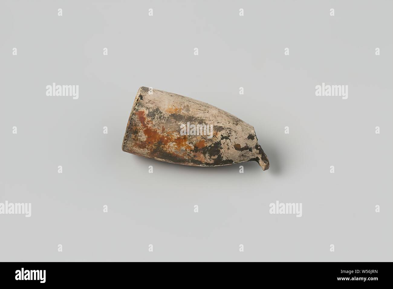 Pipe pipe from the wreck of the East Indies ship Hollandia, Pipe, bowl, illegible heelmark, fragment, Annet, Dutch East India Company, Hollandia (ship), anonymous, Netherlands, 1700 - in or before 13-Aug-1743, pipe clay, l 4.5 cm × d 2.1 cm Stock Photo