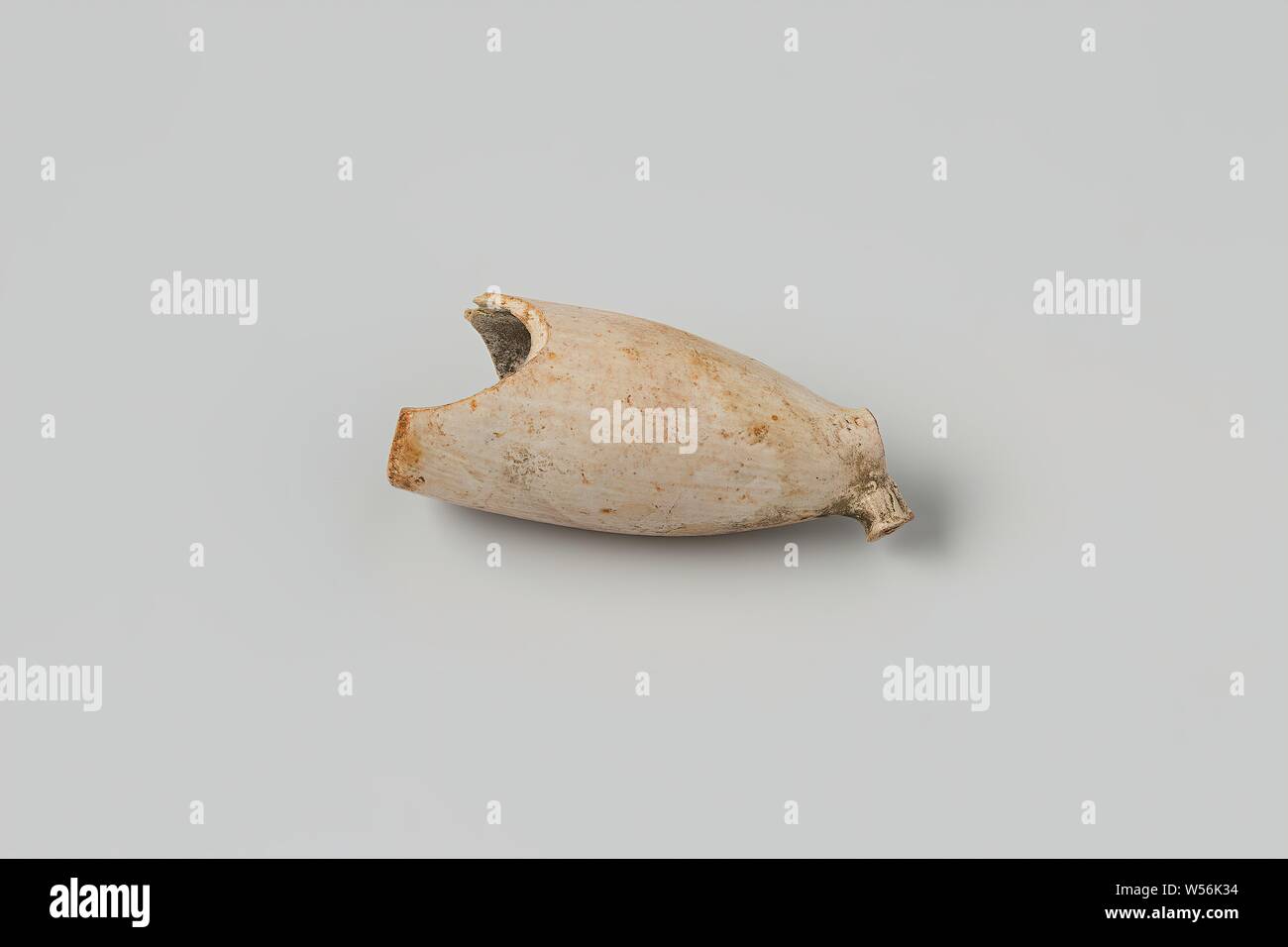 Fragment of a pipe bowl from the wreck of the East Indiamen Hollandia, 1 pipe bowl, Annet, Dutch East India Company, Hollandia (ship), anonymous, Netherlands, 1700 - in or before 13-Aug-1743, pipe clay, l 5 cm × d 2.1 cm Stock Photo