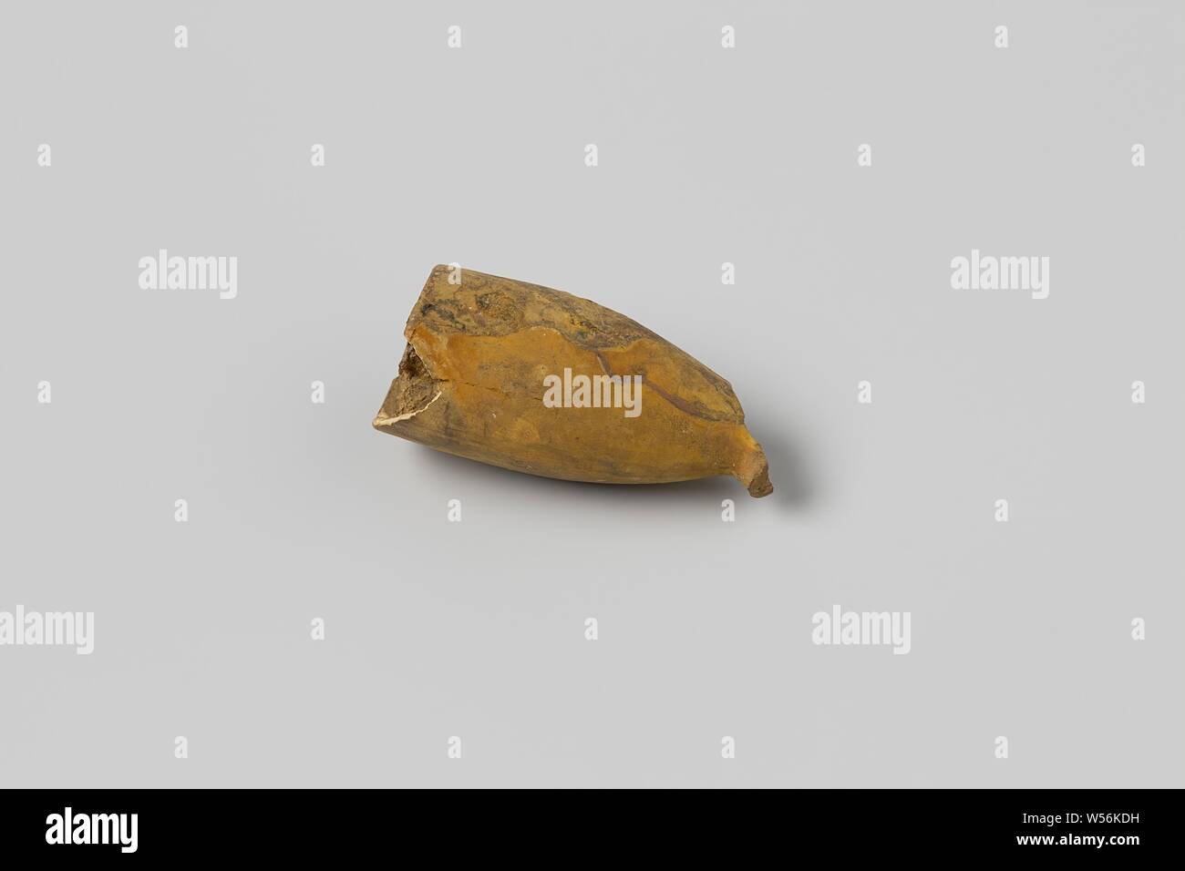 Pijpenkop from het wreck of the East Indiamen Hollandia, Pipe, bowl, heelmark illegible, fragm, probably heelmark 9, Annet, Dutch East India Company, Hollandia (ship), anonymous, Netherlands, 1700 - in or before 13-Aug-1743, pipe clay, l 4.6 cm × d 2.1 cm Stock Photo