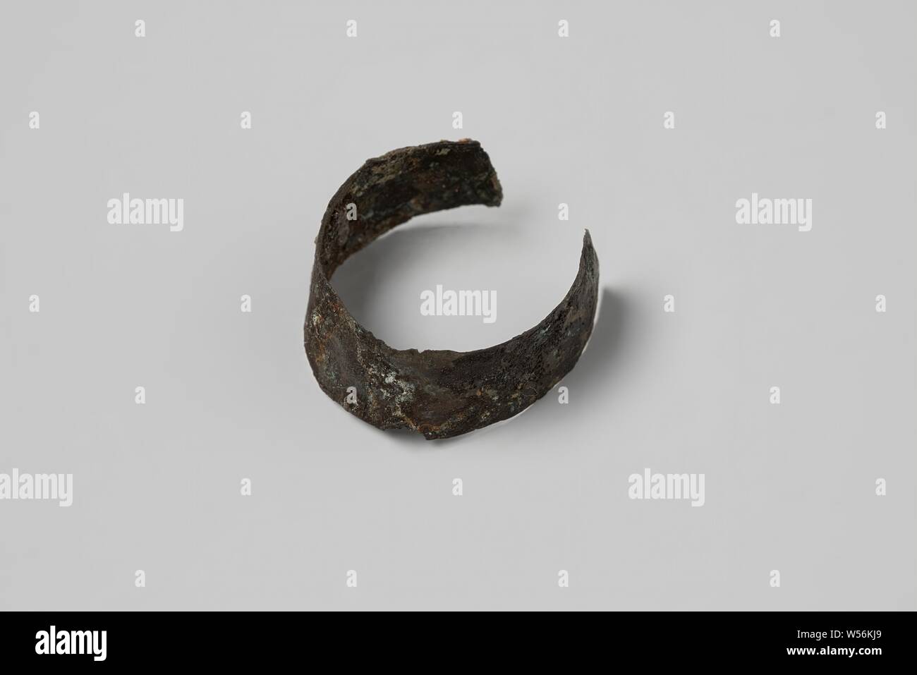 Knife lifting ring from the wreck of the East Indies ship Hollandia, Knife handle, ferrule, Annet, Dutch East India Company, Hollandia (ship), anonymous, Netherlands, 1700 - in or before 13-Aug-1743, copper (metal), h 0.9 cm × d 2.2 cm Stock Photo