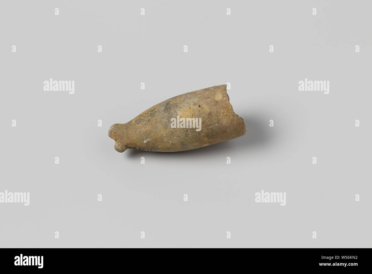 Pipe bowl from the wreck of the East Indies ship Hollandia, Pipe, bowl, heelmark illegible, fragment, Annet, Dutch East India Company, Hollandia (ship), anonymous, Netherlands, 1700 - in or before 13-Aug-1743, pipe clay, l 4.6 cm × d 2.1 cm Stock Photo
