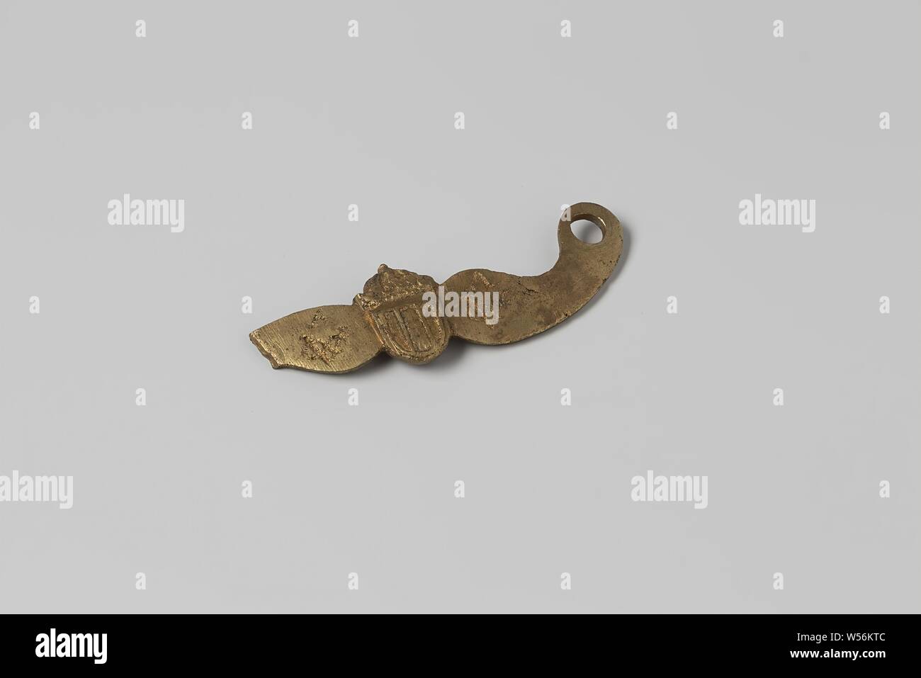 Fragment screw plate of a musket from the wreck of the East Indies ship Hollandia, left eye cut off, notches or fitting screw on cut edge, side plate, Annet, Dutch East India Company, Hollandia (ship), anonymous, Netherlands, 1700 - in or before 13-Aug-1743, copper (metal), h 8.3 cm × w 2.7 cm × d 0.3 cm Stock Photo