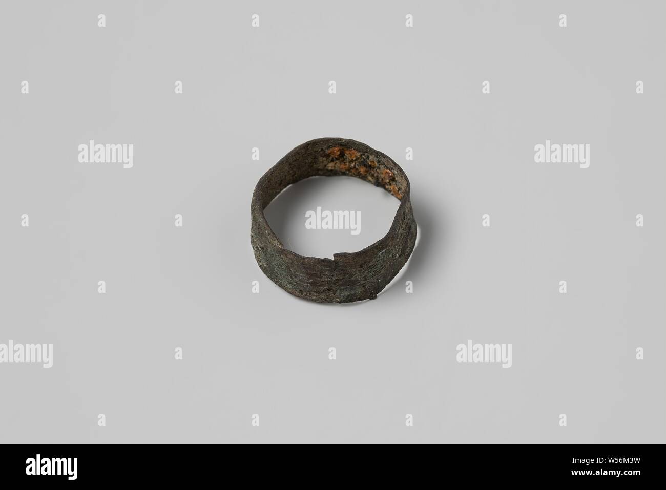 Knife-lifting ring from the wreck of the East Indies ship Hollandia, Knife-handle, ferrule, ring, circular, Annet, Dutch East India Company, Hollandia (ship), anonymous, Netherlands, 1700 - in or before 13-Aug-1743, copper (metal), h 0.6 cm × d 1.3 cm Stock Photo