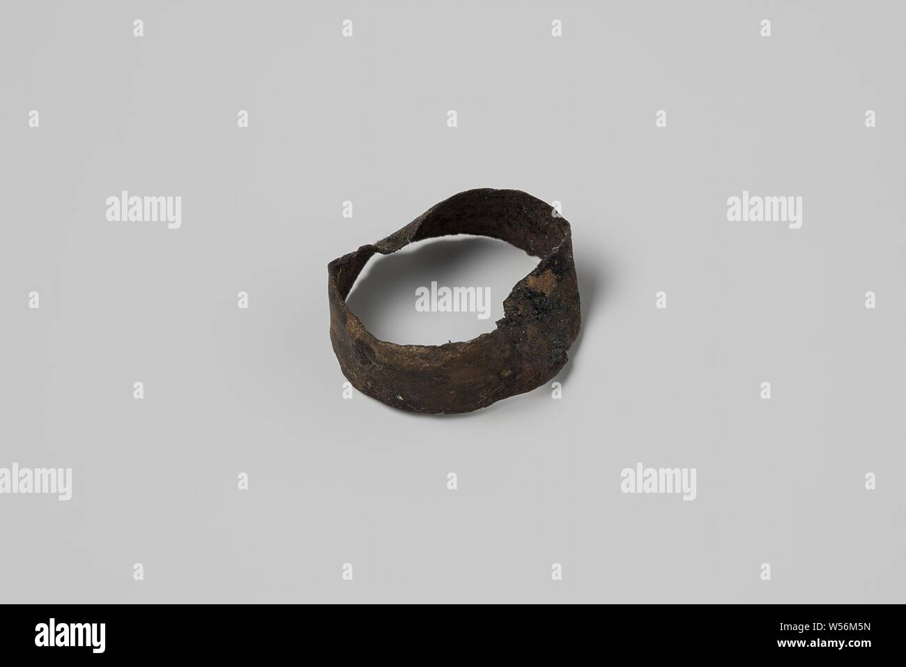 Knife lifting ring from the wreck of the East India dealer Hollandia Knife handle, ferrule, Annet, Dutch East India Company, Hollandia (ship), anonymous, Netherlands, 1700 - in or before 13-Aug-1743, copper (metal), h 0.5 cm × d 2 cm Stock Photo