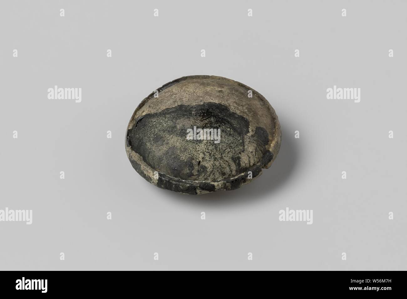 Button from the wreck of the East Indies ship Hollandia, Knoop. (1), Annet, Dutch East India Company, Hollandia (ship), anonymous, Netherlands, 1700 - in or before 13-Aug-1743, bone (material), h 0.5 cm × d 1.8 cm Stock Photo