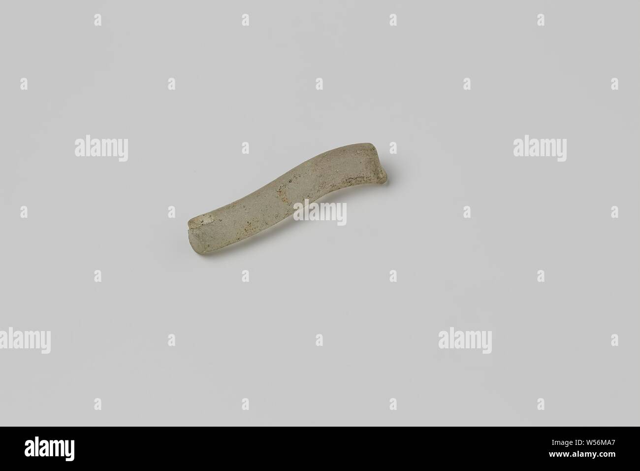 Fragment handle of crockery from the wreck of the East Indies ship Hollandia, Vessel part, handle, Annet, Dutch East India Company, Hollandia (ship), anonymous, Netherlands, 1700 - in or before 13-Aug-1743, glass, h 3.4 cm × d 0.7 cm Stock Photo
