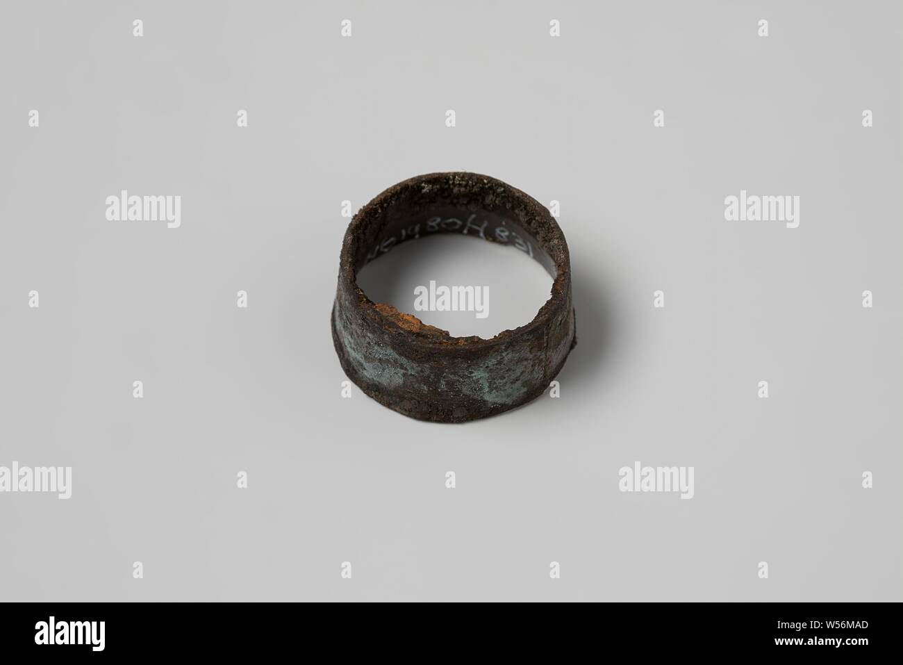 Knife-lifting ring from the wreck of the East Indies ship Hollandia, Knife-handle, ferrule, Annet, Dutch East India Company, Hollandia (ship), anonymous, Netherlands, 1700 - in or before 13-Aug-1743, copper (metal), h 0.7 cm × d 4.7 cm Stock Photo