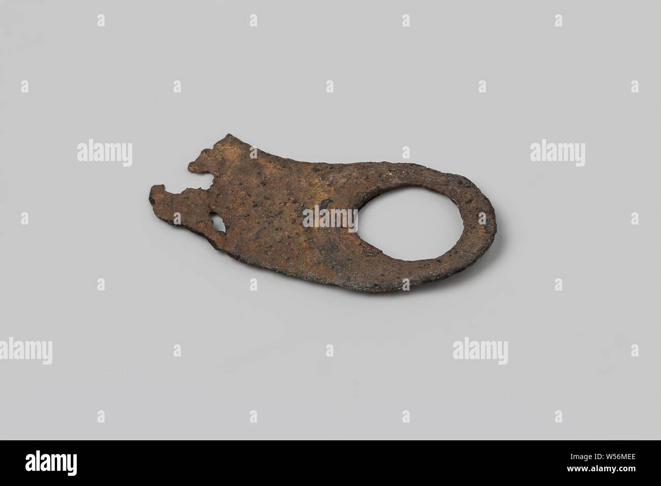 Fragment of a screw plate of a musket from the Zeeland Chamber of the Dutch East India Company from the wreck of the East Indies ship 't Vliegend Hart, which died in 1735, Fragment with eye of a screw plate of a musket. Side-plate, Dutch East India Company, 't Vliegend Hart (ship), 1700 - 3-Feb-1735, copper (metal), h 0.1 cm × w 2.9 cm × d 1.5 cm Stock Photo