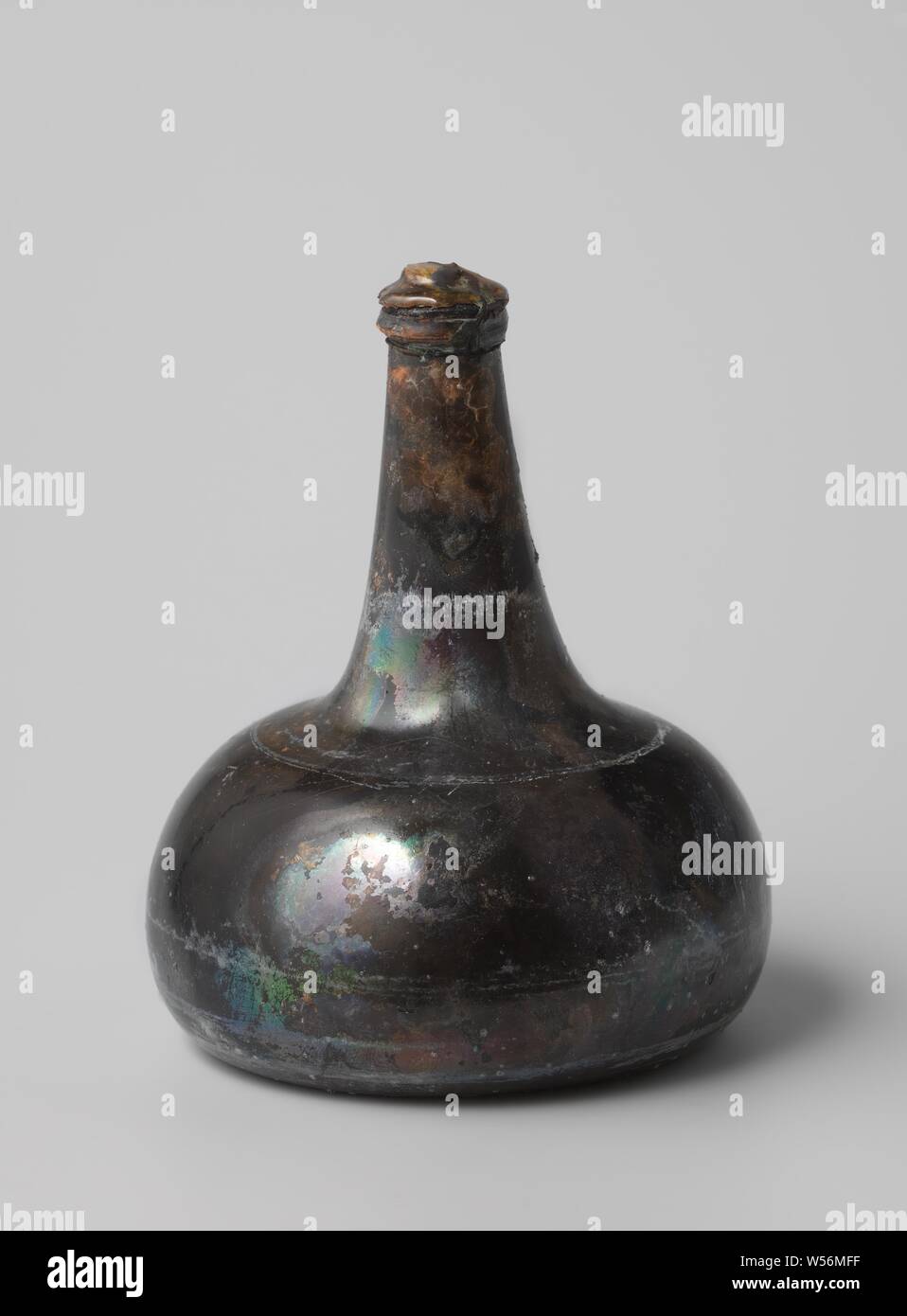 Wine bottle with wine from the wreck of the East Indies 't Vliegend Hart,  Onion-shaped wine bottle of green glass filled with red (port) wine and  sealed with cork and thread, Dutch