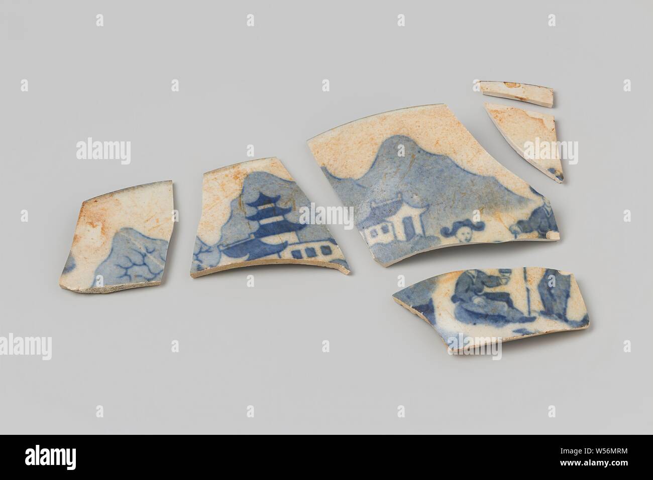 Shards of a dish from the wreck of the East Indies ship 't Vliegend Hart, Six shards of a porcelain dish. Delft blue with drawing on both sides. Bowl, Dutch East India Company, 't Vliegend Hart (ship), Netherlands, 1700 - 2-Mar-1735, porcelain (material), h 1.8 cm × w 7.9 cm × d 5.3 cm × h 0.3 cm × w 2.2 cm × d 0.6 cm Stock Photo
