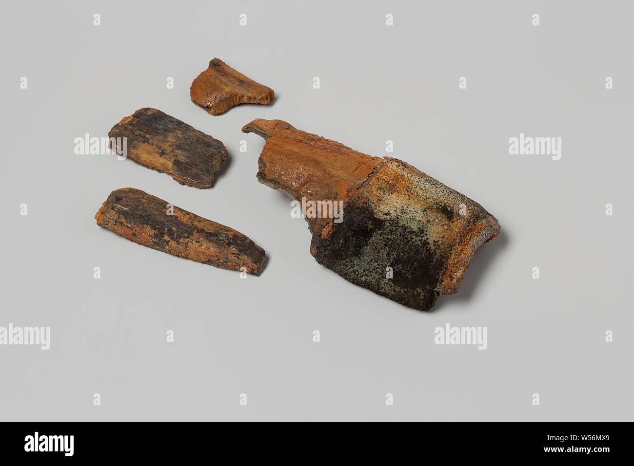 Fragment of a musket from the wreck of the East Indies sailor 't Vliegend Hart, who died in 1735. The semi-circular piece of (coniferous) wood was probably part of a musket (stick band), Dutch East India Company ' t Vliegend Hart (ship), 1700 - 1735, wood (plant material), metal, h 7.1 cm × w 3.5 cm × d 1.6 cm × h 2.1 cm × w 1.4 cm × d 0.5 cm Stock Photo