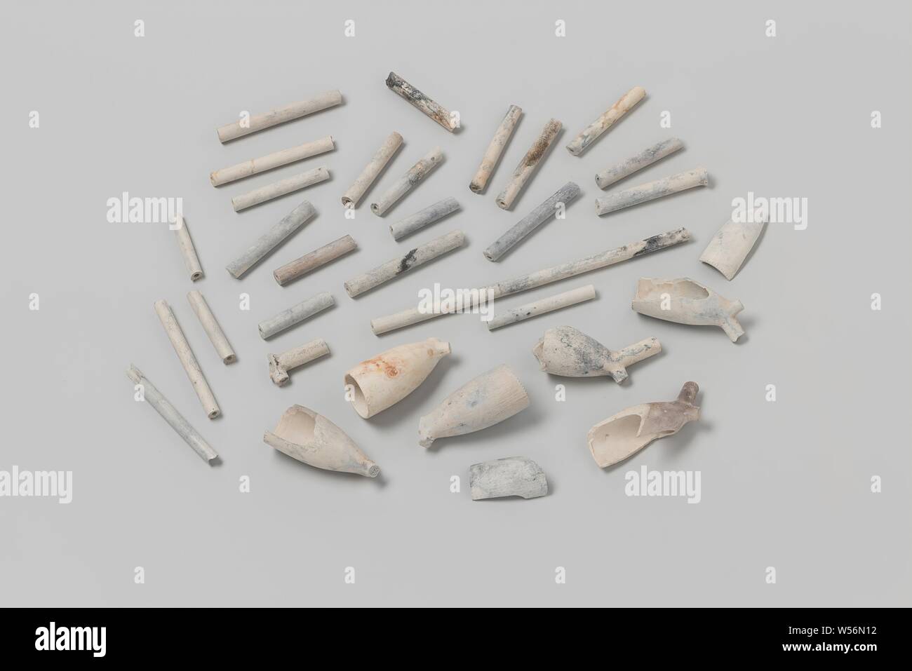 Fragments of pipe heads and pipe stalks from the wreck of the East Indies vessel 't Vliegend Hart, Six broken heads of earthen Gouda pipes, heel mark WS and one (without stem) with the heel mark of a five-leaf flower or sheet. Two shards of a head. Twenty-four pieces of steel, Dutch East India Company, 't Vliegend Hart (ship), WS, Gouda, 1700 - 2-Mar-1735, pipe clay, l 5.1 cm × w 2 cm × d 3 cm × l 2.8 cm × d 0.6 cm Stock Photo