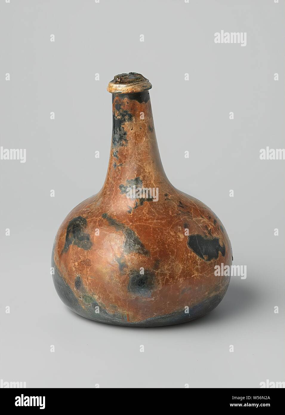 Wine bottle with wine from the wreck of the East Indies' t Vliegend Hart, Onion-shaped wine bottle of green glass filled with red (port) wine, closed with a cork. The thread that had to keep the cork in the bottle has disappeared, Dutch East India Company, 't Vliegend Hart (ship), Netherlands, 1700 - 3-Feb-1735, glass, wine, h 17.6 cm × d 13.6 cm Stock Photo
