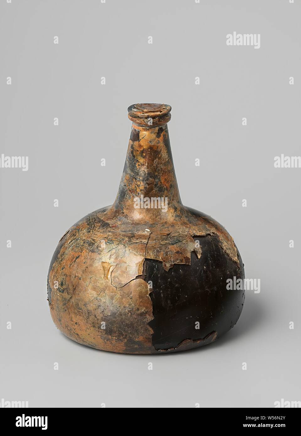 Wine bottle with wine from the wreck of the East Indies' t Vliegend Hart, Onion-shaped wine bottle of green glass filled with red (port) wine, closed with a cork. The thread that had to keep the cork in the bottle has disappeared, Dutch East India Company, 't Vliegend Hart (ship), Netherlands, 1700 - 3-Feb-1735, glass, wine, h 16.3 cm × d 14.8 cm Stock Photo