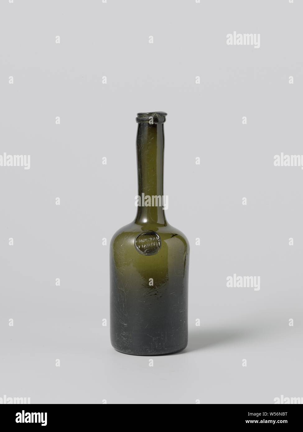 Cylindrical bottle for 'Constantia wine', Green glass bottle with fairly wide and short belly and long neck. The seal is located on the bulging of the abdomen just below the start of the neck. CONSTAN / TIA WYN is shown in a curve. Constantia wine was and is a famous wine from the Constantia country estate (later Groot Constantia) in Cape Town, South Africa. The bottle was dredged on the coast of Ghana. The mouthpiece of the bottle is uneven, Cape of Good Hope, Cape Town, Groot Constantia, Dutch East India Company, anonymous, Noordwest-Europa, c. 1790 - c. 1800, glass, glassblowing, h 23.3 cm Stock Photo