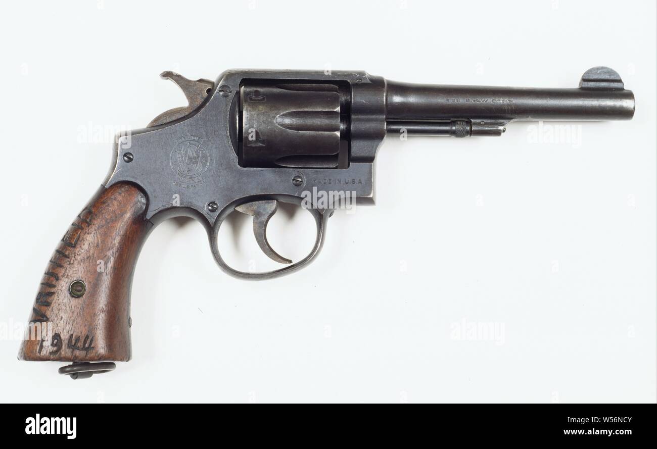 Revolver with holster from Tonny van Renterghem, Revolver, Smith, Smith & Wesson, Springfield, 1920 - 1944, revolver, holster, sewing, l 22 cm × h 14.5 cm × d 3.5 cm × c 9 mm l 12.5 cm × h 4.5 cm Stock Photo