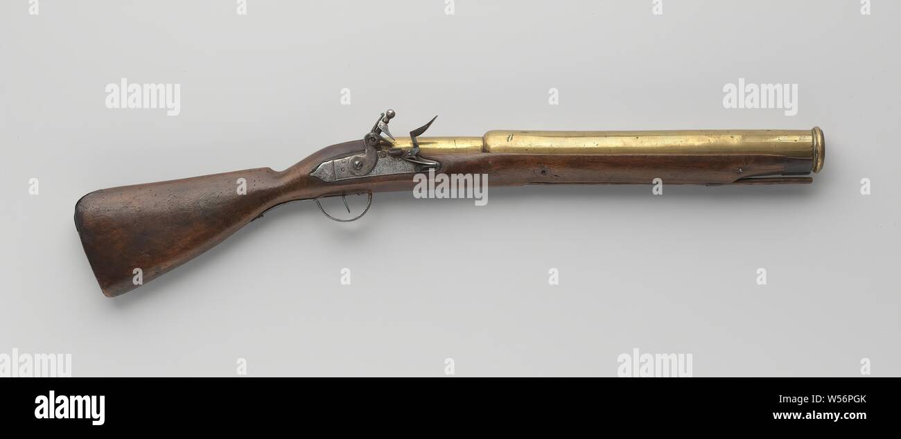 Pyrotechnic blunderbuss, The barrel is made of cast brass and is stamped on top with a mark in the form of a crowned hunting horn. The stock is unprocessed. The iron fittings were blackened, which can only be seen in the drawer cover. The loading stick is made of wood., anonymous, unknown, c. 1650, brass (alloy), iron (metal), wood (plant material), founding, l 91.9 cm h 23.5 cm × d 7 cm × w 4 kg l 54.6 cm d 38.2 mm Stock Photo