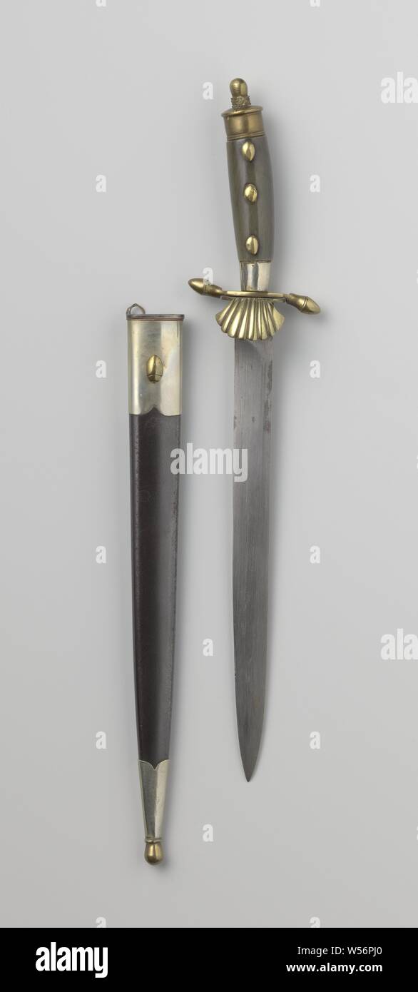 Dagger Aceh war, Dagger with scabbard. The sheath is made of black leather and has a steel mouth hopper with a round button. At the bottom of the dagger steel fittings with a copper knob. The dagger has a steel single-cutting blade that ends in a slightly curved point. The hilt has a downward shell-shaped pear heart. The handle is made of wood with three oval-shaped copper nails. The handle is made of copper, Aceh, Dirk Schipper, anonymous, Indonesia, 1916, mond-trechter, beslag, lemmet, pareerhart, greepkap, greep, l 37.2 cm l 33.7 cm l 26.3 cm l 23.4 cm × w 1.8 cm Stock Photo