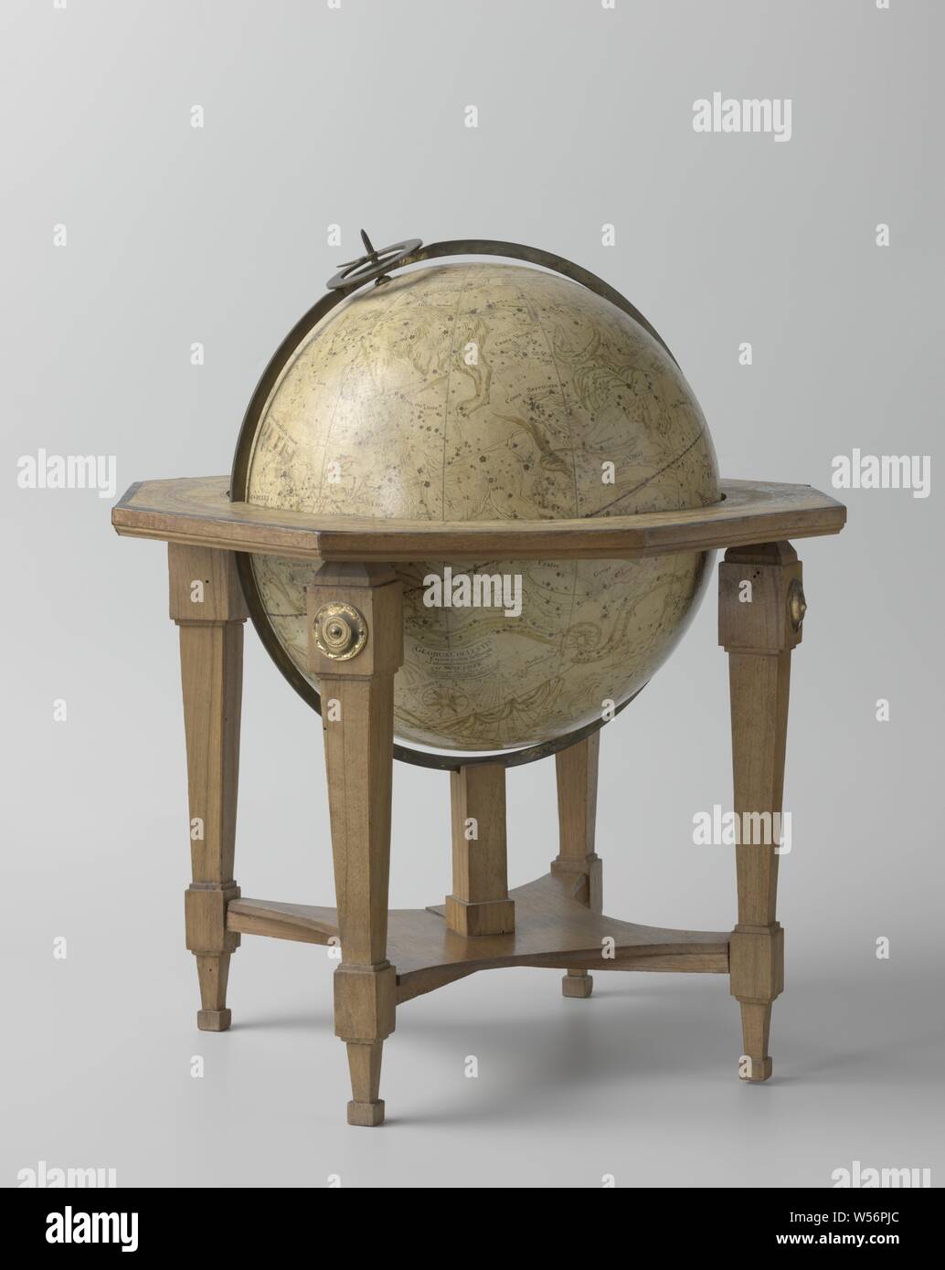 Earth globe in chair, James Cook, Constantine Phipps, Samuel Hearne, Johann Georg Klinger, Neurenberg, 1792, stoel, d 32 cm h 37.5 cm h 56 cm Stock Photo