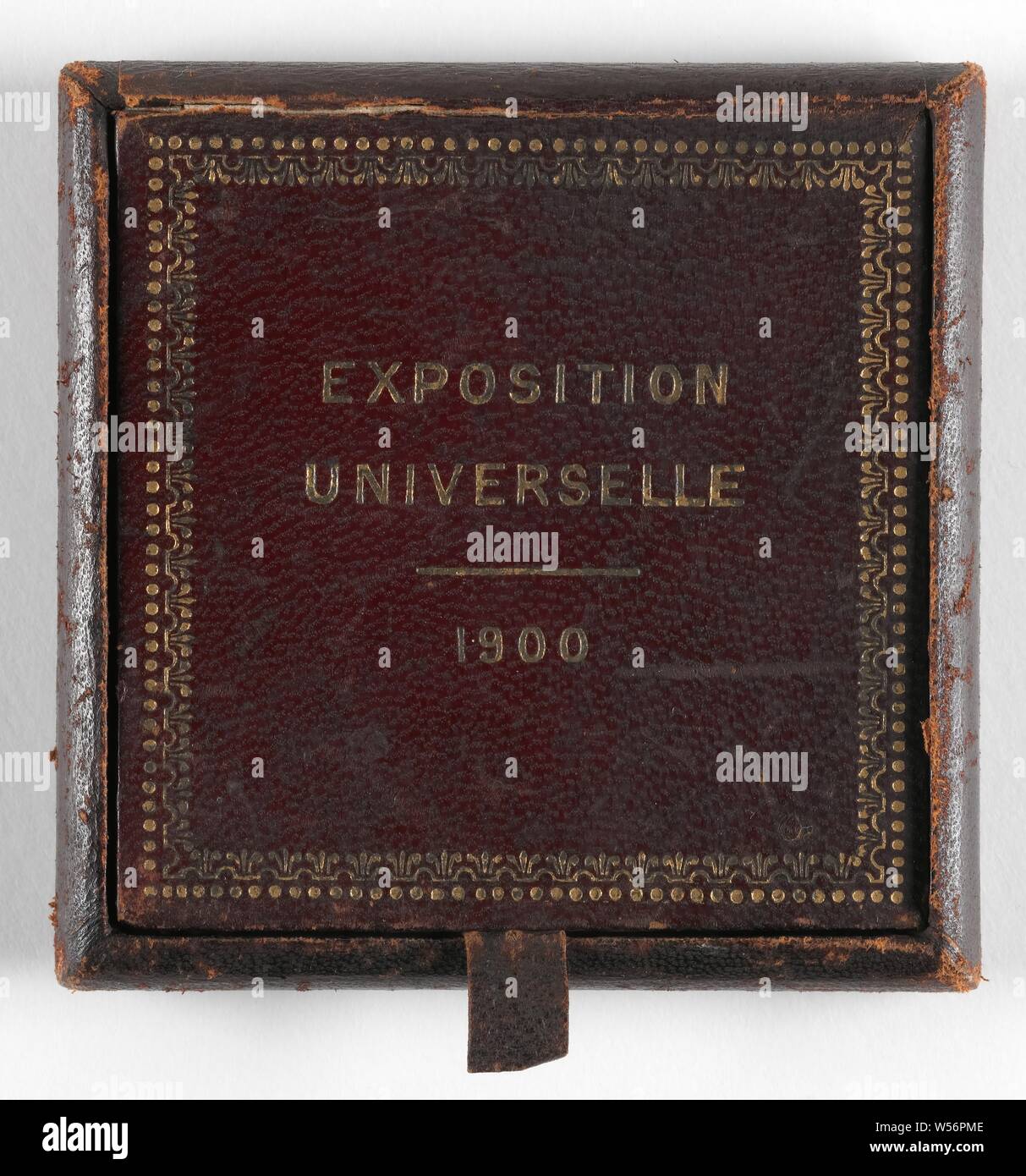 Box on prize awarded to Bart van Hove at the international world exhibition in Paris, 1900, Square cardboard box with brown leather covered with lid with hinged lip on the back through the white silk lining. Cover with gold colored inscription within a decorated frame. Rounded sides. Inside of red velvet inlay, Paris, Bart van Hove, anonymous, France, cardboard, silk, velvet (fabric weave), l 8.6 cm × w 8.5 cm × t 1.2 cm Stock Photo