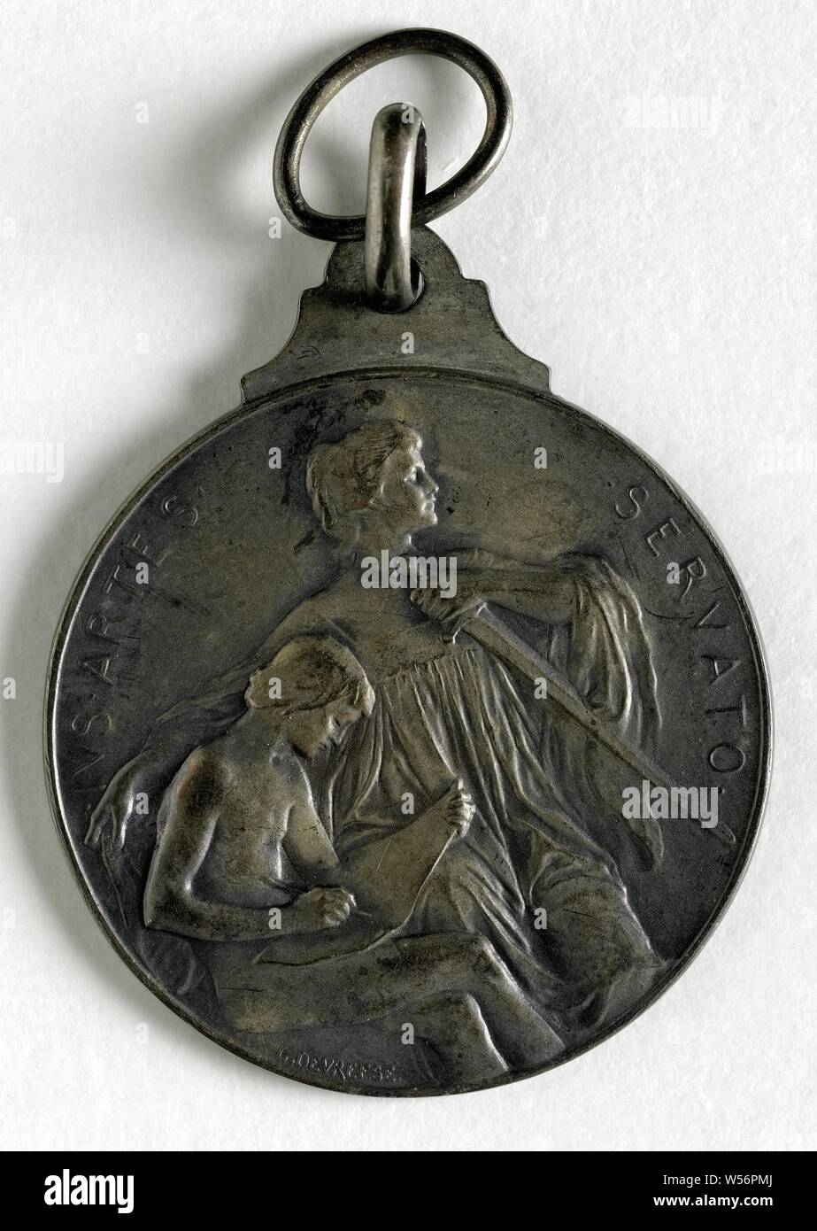 Medal awarded to participants of the international artists' congress in Ghent, 1913, Medal to the eye and two supporting rings. Front: a woman with a sword for which a seated draftsman. With circular and signature. Reverse: Inscription within the inscription, Ghent, Bart van Hove, Godefroid Devreese, Belgium, striking (metalworking), d 2.9 cm h 3.4 cm h 4.6 cm w 8.34 Stock Photo