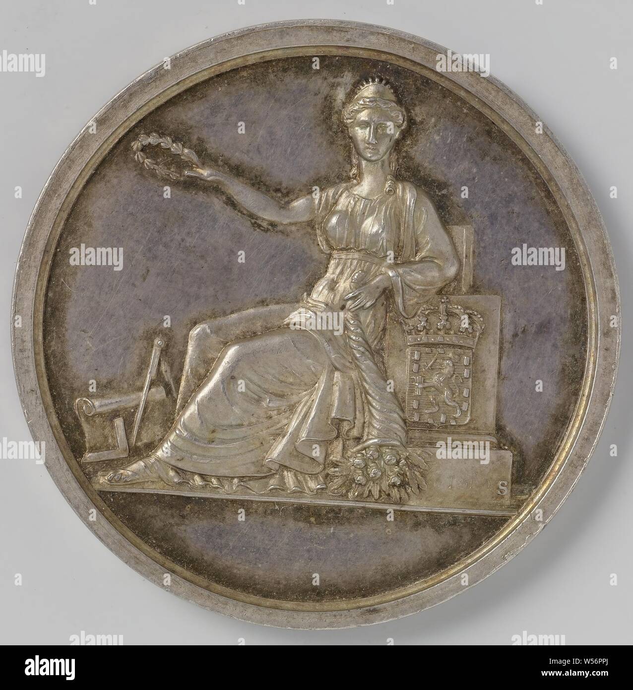 Prize medal awarded to the painter Johannes Bosboom in 1833 by the 1st department of the 's-Gravenhaagsche Teeken Akademie, Silver Medal. Front: seated Minerva, with its head turned towards the viewer, protruding laurel wreath. Leaning against a pedestal on which the national coat of arms on which signature. At her feet a compass, a square and a roll of paper. Reverse: inscription., The Hague, Johannes Bosboom, 's-Gravenhaagsche Teeken Academy, Jean Henri Simon, Netherlands, 1817, silver (metal), engraving, d 3.8 cm Stock Photo